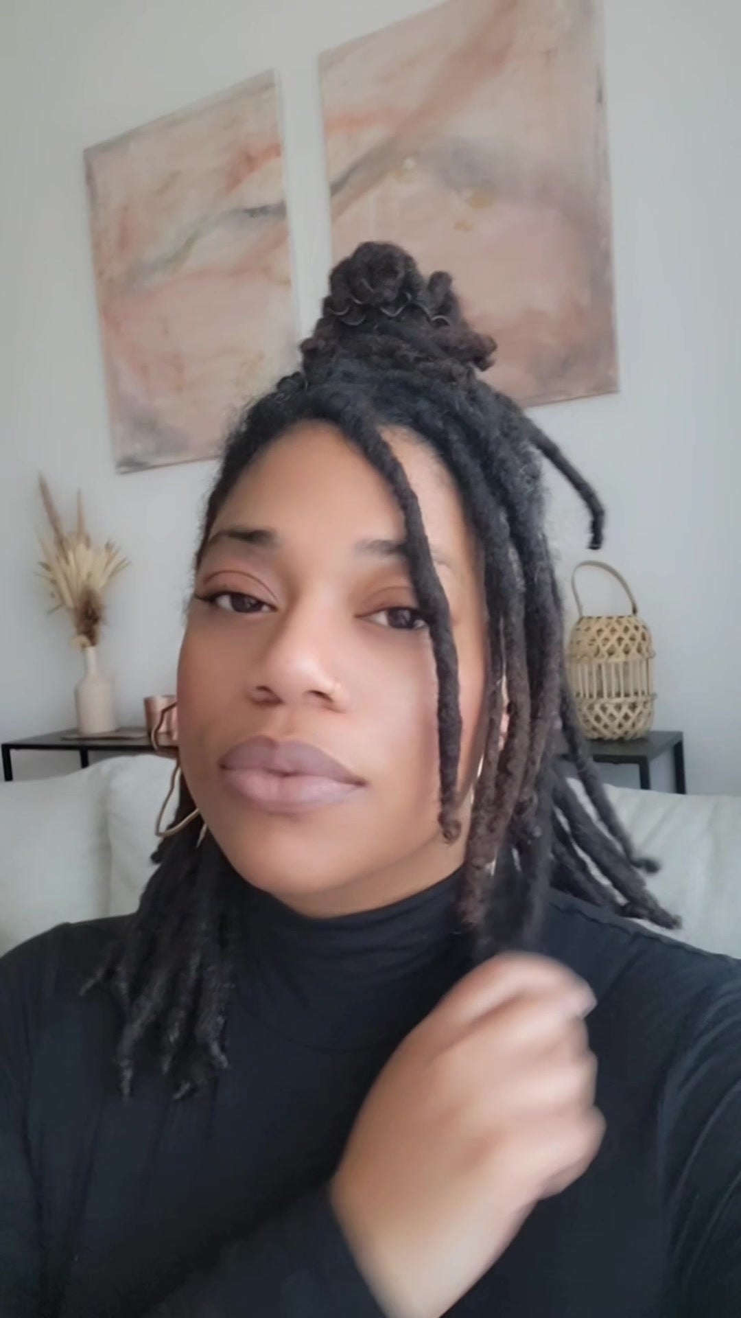 Vrouw met verzorgd haar en locs