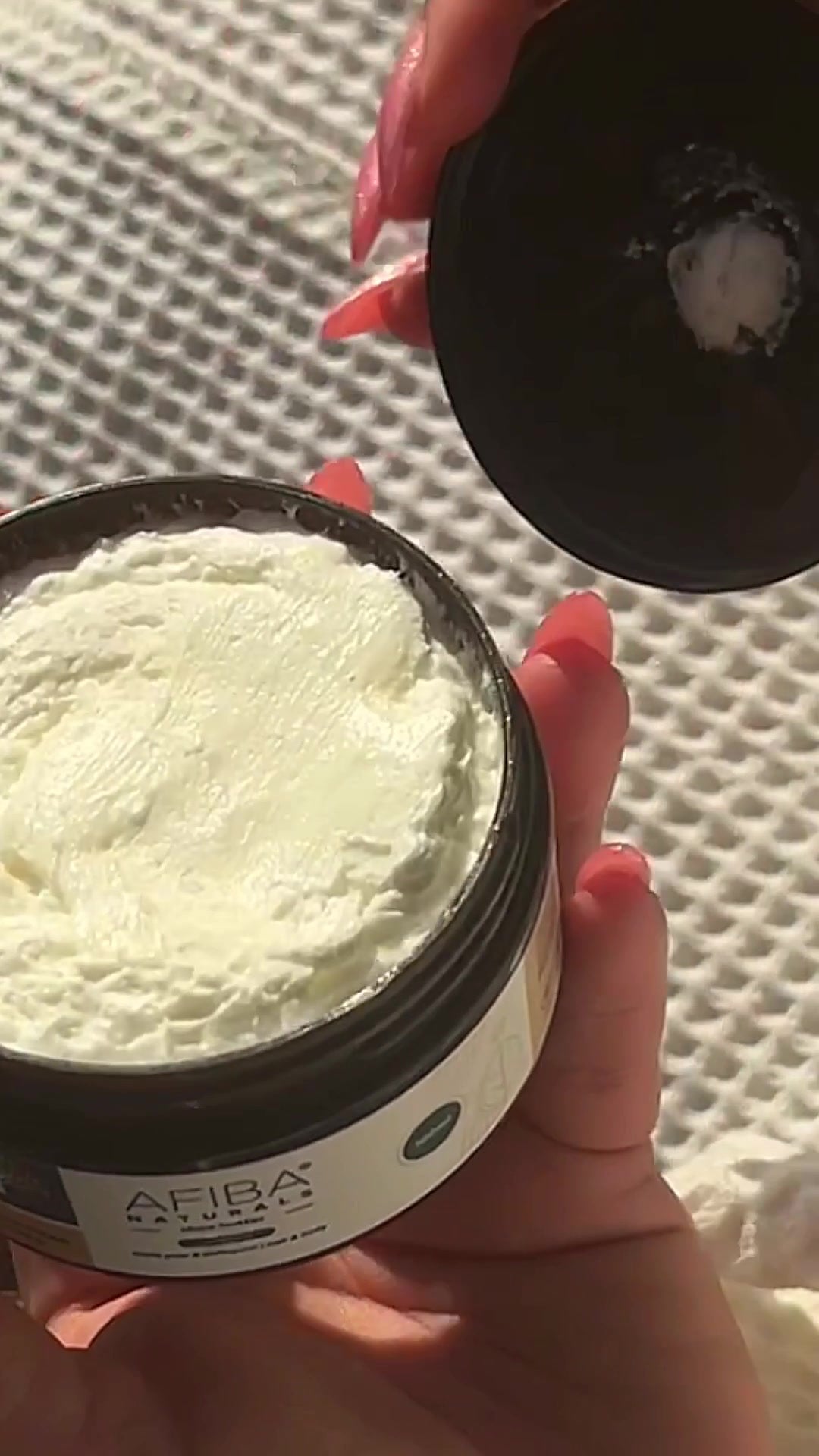 Geopende pot Afiba Naturals Shea Butter met romige textuur