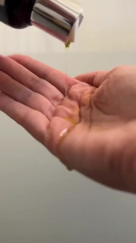 Een kleine hoeveelheid natuurlijke olie gebruiken in de huidroutine